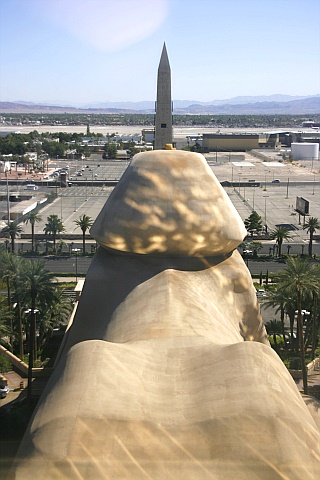 Luxor - Las Vegas - Blick aus der Pyramide auf  Sphinx und  Flughafen.